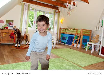 Junge im Kinderzimmer